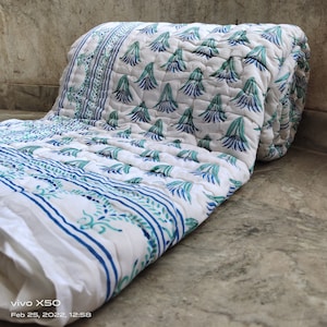 Colcha de algodão estampada à mão: colcha floral verde feita à mão