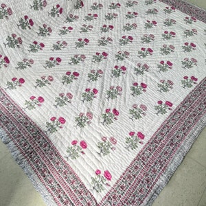 Colcha de algodão com estampa floral de rosas cor-de-rosa, colcha indiana reversível com estampa feita à mão em bloco.