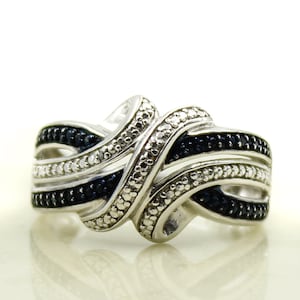 Beautiful Black and White Round Diamond Stones Sterling Silver 925 Ring Band 7