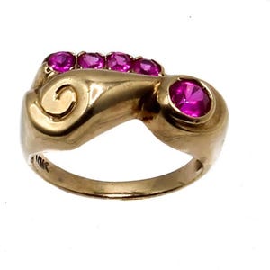 Anillo antiguo de oro de 10 quilates con cinco rubíes en espiral — Diseño victoriano de volutas. Anillo de cinco rubíes, talla 4. Pieza de colección de alta joyería.
