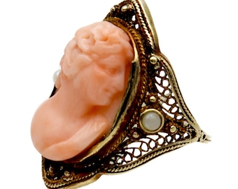 Anello vittoriano in filigrana in oro giallo 14 carati con cammeo in corallo naturale e dettaglio in perla, misura 4