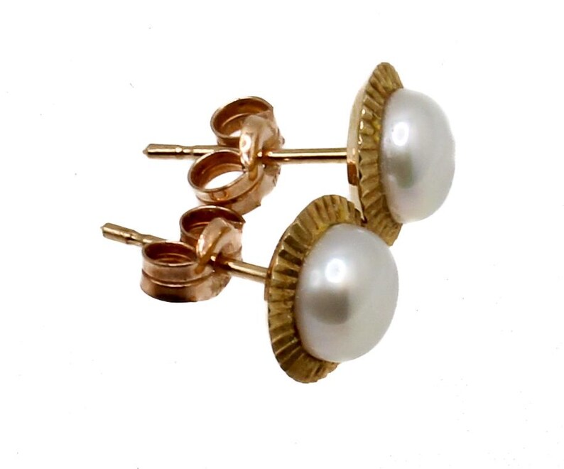 Vintage 10K Gold Ribbed Bezel Pearl Stud Earrings — 1970s Fluted Gold Cup White Pearl Everyday Vintage Fine Jewelry Post Earrings image 6