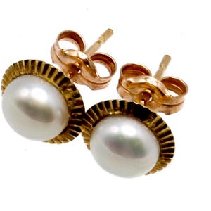 Vintage 10K Gold Ribbed Bezel Pearl Stud Earrings — 1970s Fluted Gold Cup White Pearl Everyday Vintage Fine Jewelry Post Earrings