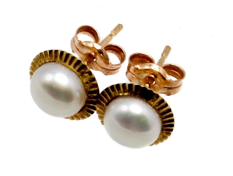 Vintage 10K Gold Ribbed Bezel Pearl Stud Earrings — 1970s Fluted Gold Cup White Pearl Everyday Vintage Fine Jewelry Post Earrings