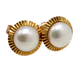 Vintage 10K Gold Ribbed Bezel Pearl Stud Earrings — 1970s Fluted Gold Cup White Pearl Everyday Vintage Fine Jewelry Post Earrings
