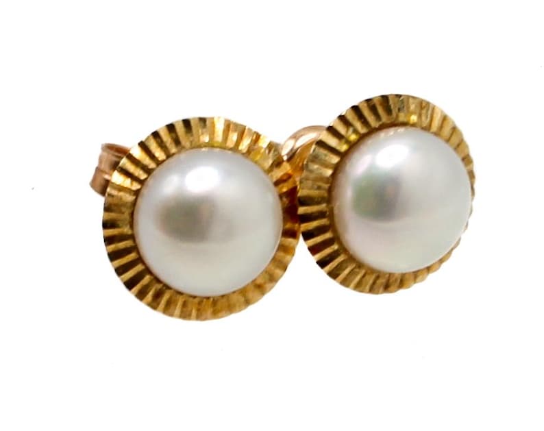 Vintage 10K Gold Ribbed Bezel Pearl Stud Earrings — 1970s Fluted Gold Cup White Pearl Everyday Vintage Fine Jewelry Post Earrings