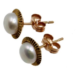 Vintage 10K Gold Ribbed Bezel Pearl Stud Earrings — 1970s Fluted Gold Cup White Pearl Everyday Vintage Fine Jewelry Post Earrings