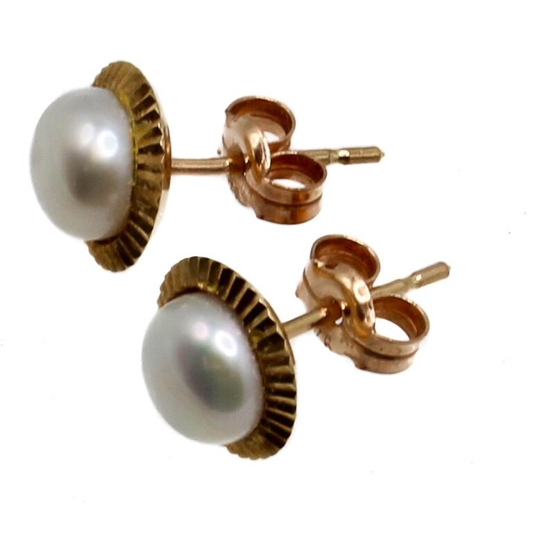 Vintage 10K Gold Ribbed Bezel Pearl Stud Earrings — 1970s Fluted Gold Cup White Pearl Everyday Vintage Fine Jewelry Post Earrings