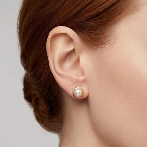 Vintage 10K Gold Ribbed Bezel Pearl Stud Earrings — 1970s Fluted Gold Cup White Pearl Everyday Vintage Fine Jewelry Post Earrings image 3