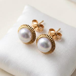 Vintage 10K Gold Ribbed Bezel Pearl Stud Earrings — 1970s Fluted Gold Cup White Pearl Everyday Vintage Fine Jewelry Post Earrings