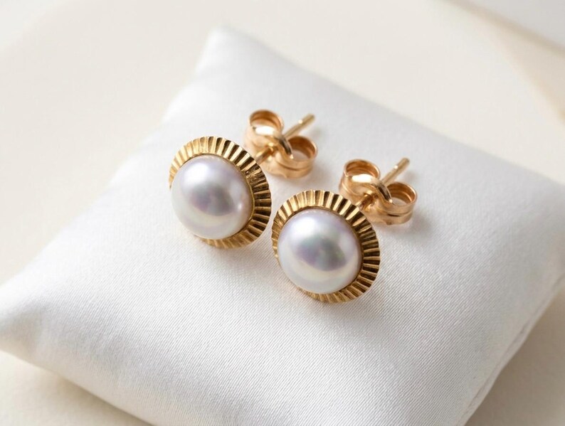 Vintage 10K Gold Ribbed Bezel Pearl Stud Earrings — 1970s Fluted Gold Cup White Pearl Everyday Vintage Fine Jewelry Post Earrings