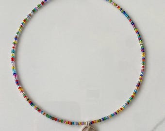 ¡Gargantilla con cuentas con el símbolo de la paz! / joyería con cuentas / joyería indie / dije con el símbolo de la paz /