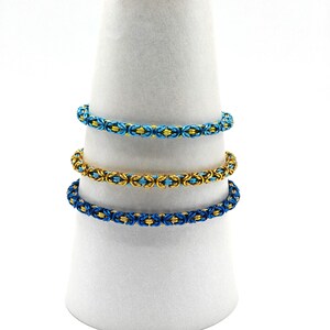 Bracciale a strati, colori dell'Ucraina, cielo blu e grano dorato, gioielli in maglia di maglia, alluminio anodizzato