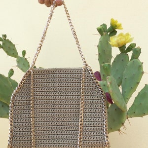 Häkeltasche im Falabella-Stil mit bestickter Innentasche