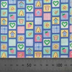 Puede incluir: Una tela azul con un patrón repetido de cuadrados amarillos, rosas, verdes y blancos. Cada cuadrado contiene una imagen diferente, incluyendo una abeja, una flor, un corazón, una casa, una colmena, una maceta y una fresa.