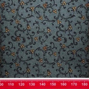 Peut inclure: Gros plan sur un tissu bleu avec un motif répétitif de vignes noires et de petites fleurs orange. Une règle est visible en bas de l'image avec des mesures en pouces.