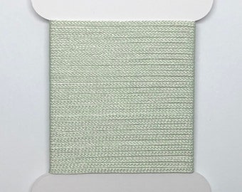 Galon lacet vert pâle de 1 mm. Une jolie tresse à petite échelle parfaite pour les miniatures.