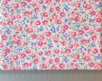 Una vivace stampa in cotone rosa con fiori rosa e blu. Perfetto per miniature in scala 1:12, sartoria per bambole e quilting patchwork.
