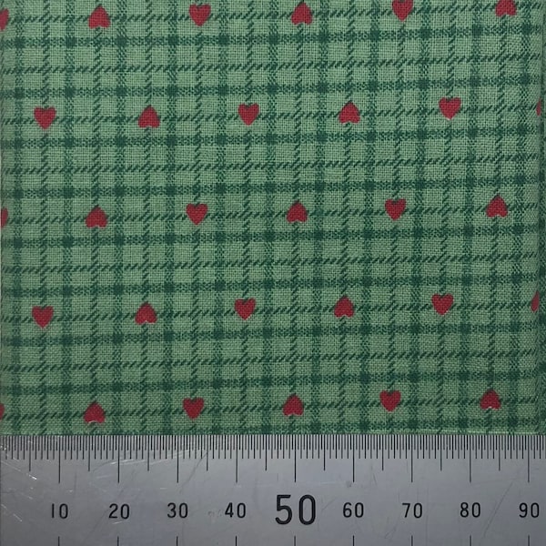 Coton imprimé à carreaux verts et coeurs rouges. Parfait pour les travaux manuels à petite échelle