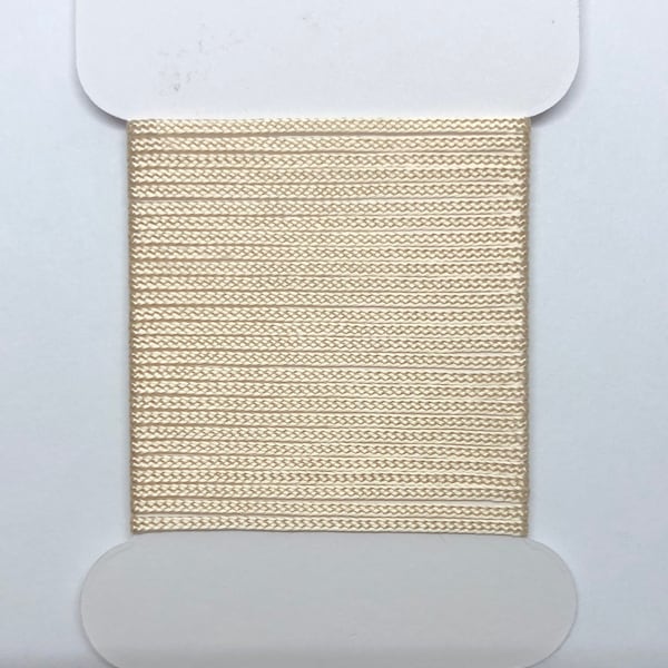 Tresse Lacet ivoire 1mm. Une jolie tresse à petite échelle parfaite pour les miniatures.