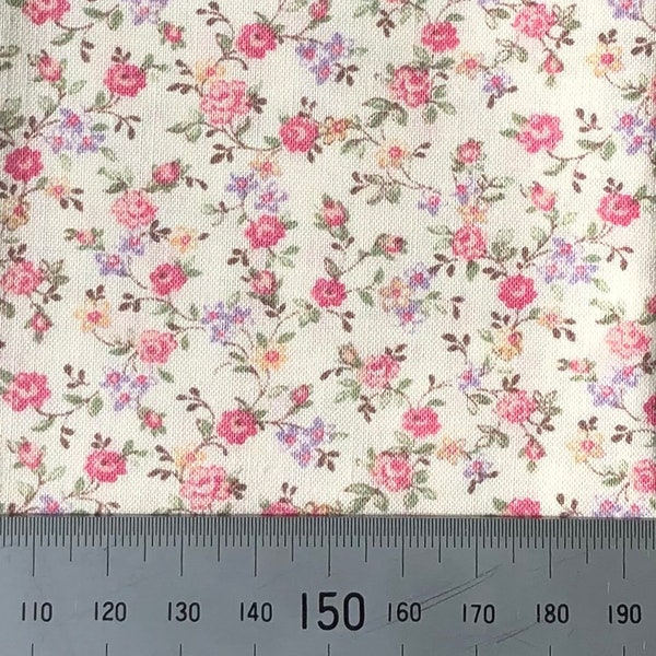 Fleurs roses et lilas sur un tissu en coton blanc. Parfait pour les miniatures à l'échelle 1:12, la couture de poupées et le patchwork