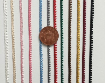 Puede incluir: Surtido de 10 colores de ribete, cada uno de aproximadamente 1,2 cm de ancho, con un borde festoneado. Se incluye una moneda británica de un penique para la escala.