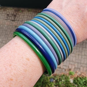 70er Jahre Kunststoff Armreifen, 15er Set, blau, grün, grauer Boho Schmuck