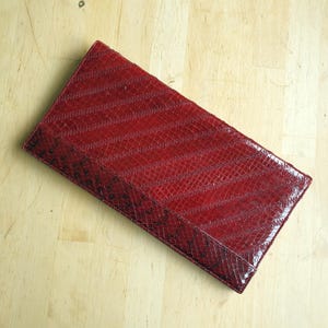 Pochette années 70 en peau de serpent rouge bordeaux, doublure en cuir, sac à main vintage