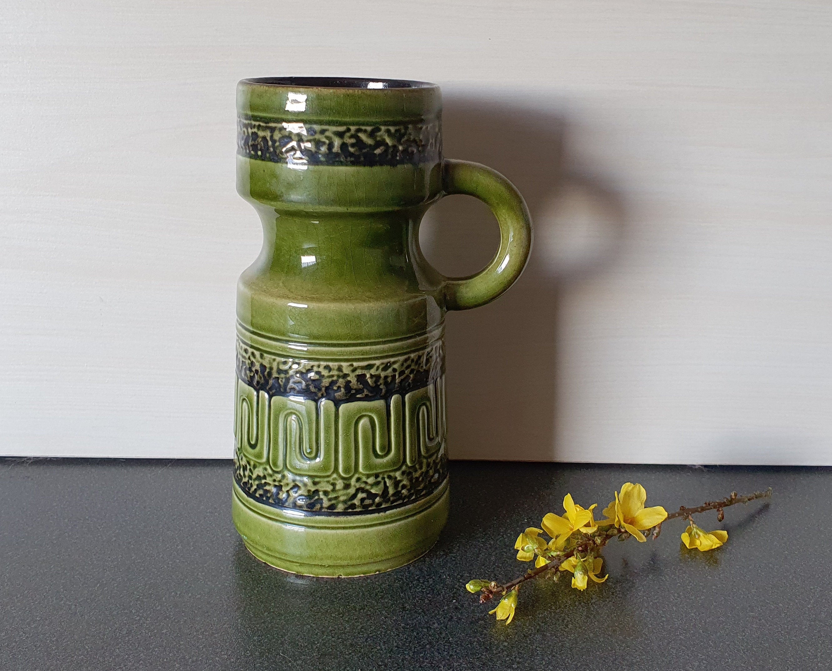 ヴィンテージ 60 年代の花瓶、ハンドル付き、緑、ドイツ製陶器、60