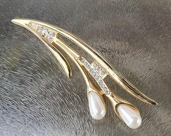 Vintage brass brooch, Aconda, with faux pearls and crystal strass stones