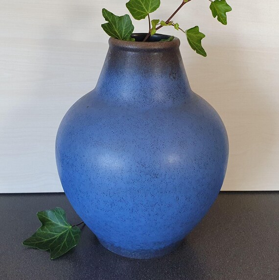 青色陶器花瓶 青いショイリッヒの花瓶：ドイツ陶器、西ドイツ、濃い青 - Etsy 日本