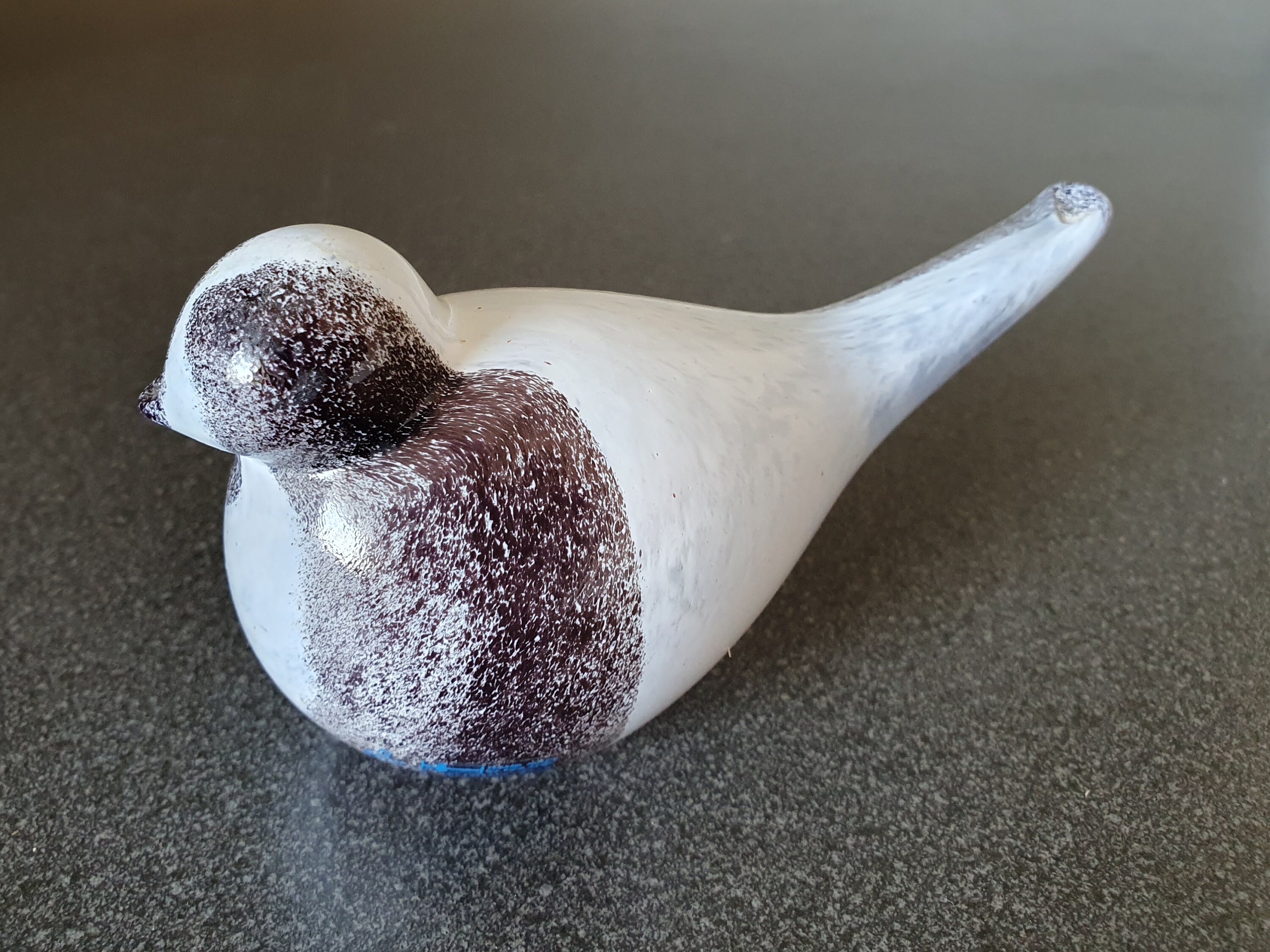 Artglass Team Finland ハンドメイド 鳥 ガラス 置物 Team Art Glass Bird, White With Brown Speckles, Handmade in