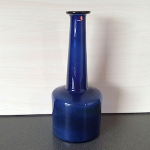 Garrafa de vidro azul Iitala de Timo Sarpaneva, assinada, MCM Finlândia