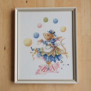ベラ・ザ・マウスの刺繍入り壁掛け、ハンドメイド、デザイン：マルジョレイン・バスティン