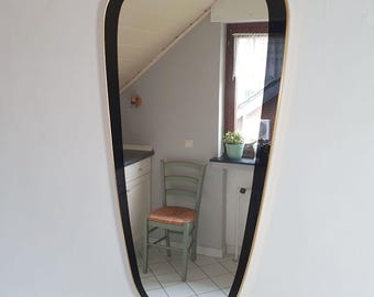 Lustro MCM z lat 50. XX wieku, stożkowy kształt z czarną i mosiężną ramką.