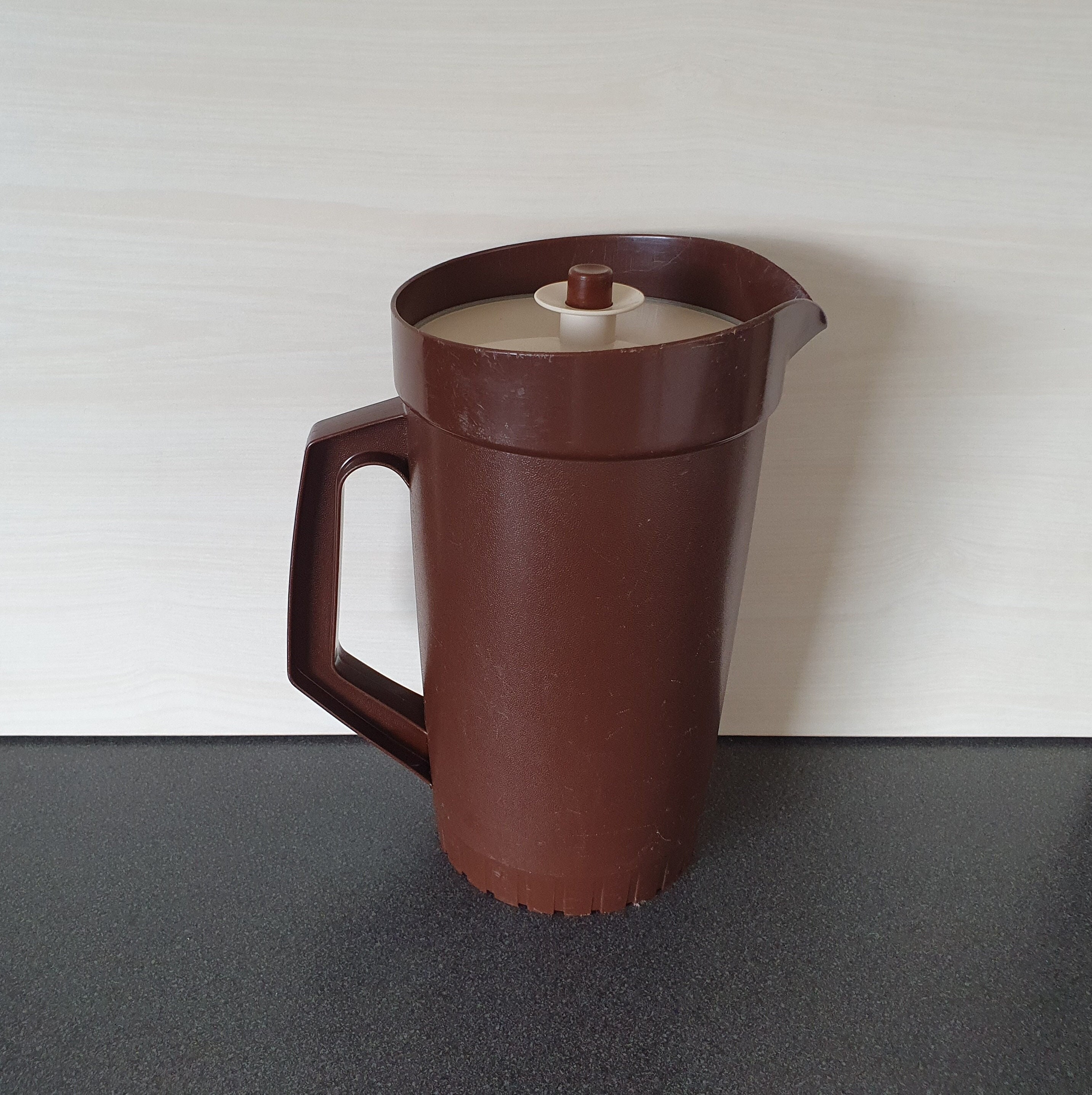 315　ヴィンテージ バターラッパー Vintage XL Tupperware Pitcher (2L), Brown and Beige, Airtight Seal