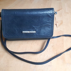 Vintage Umhängetasche, blaues Leder, kleine 80er Jahre Geldbörse
