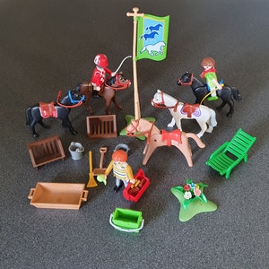 Playmobil-Stall, Figuren, Pferde und Zubehör, komplettes Set mit 25 Teilen, Geobra