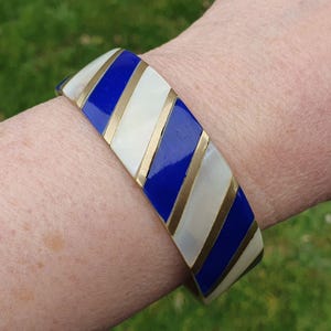Bracelet jonc vintage en laiton : incrustations de lapis-lazuli et de nacre, état proche du neuf