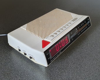 Vintage alarm clock radio, working, made in The Netherlands by HEMA