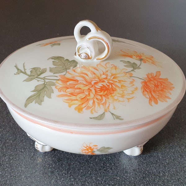 Bol à couvercle en porcelaine pour chocolats, chrysanthèmes, par Weimar Porzellan, modèle Gundula Julike