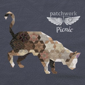 Könnte beinhalten: Ein Patchwork-Katzenmotiv mit einem geometrischen Muster in Braun-, Beige- und Weißtönen. Das Design trägt den Titel "Patchwork Picnic".