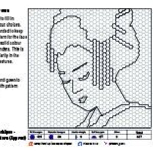 Pu&ograve; includere: Un'immagine pixel art in bianco e nero di un viso di donna con un chignon. L'immagine &egrave; composta da piccoli quadrati, e i tratti del viso della donna sono delineati in nero. L'immagine &egrave; una pagina da colorare, con istruzioni per colorare l'immagine con diversi colori.