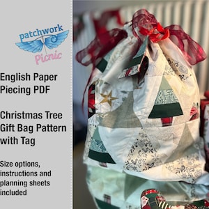 Op de afbeelding: Een wit kerstboom-cadeauzakpatroon met een rood lint en een label. De tas is gemaakt van patchwork stof met een groen, wit en gouden ontwerp. Het patroon bevat instructies en planningssheets.