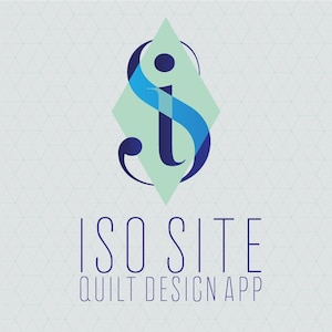 Puede incluir: Un logotipo que presenta una letra S y una I estilizadas en azul oscuro y azul claro entrelazadas sobre una forma de diamante verde pálido. Debajo del gráfico, el texto dice ISO SITE en una fuente fina azul oscuro, seguido de QUILT DESIGN APP.