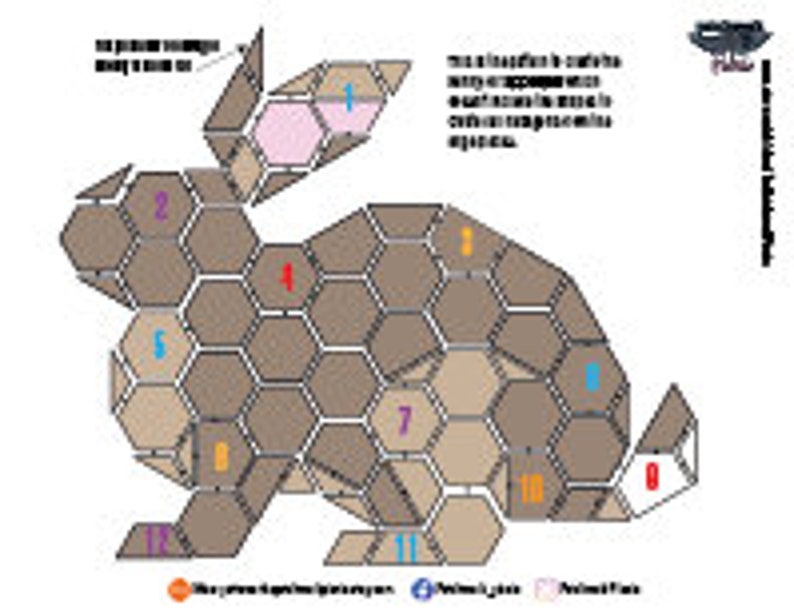 Op de afbeelding: Een bruine puzzel in de vorm van een konijn met 12 genummerde stukken. De puzzel is gemaakt van zeshoekige stukken en heeft een roze oor, een blauw oog en een oranje neus.