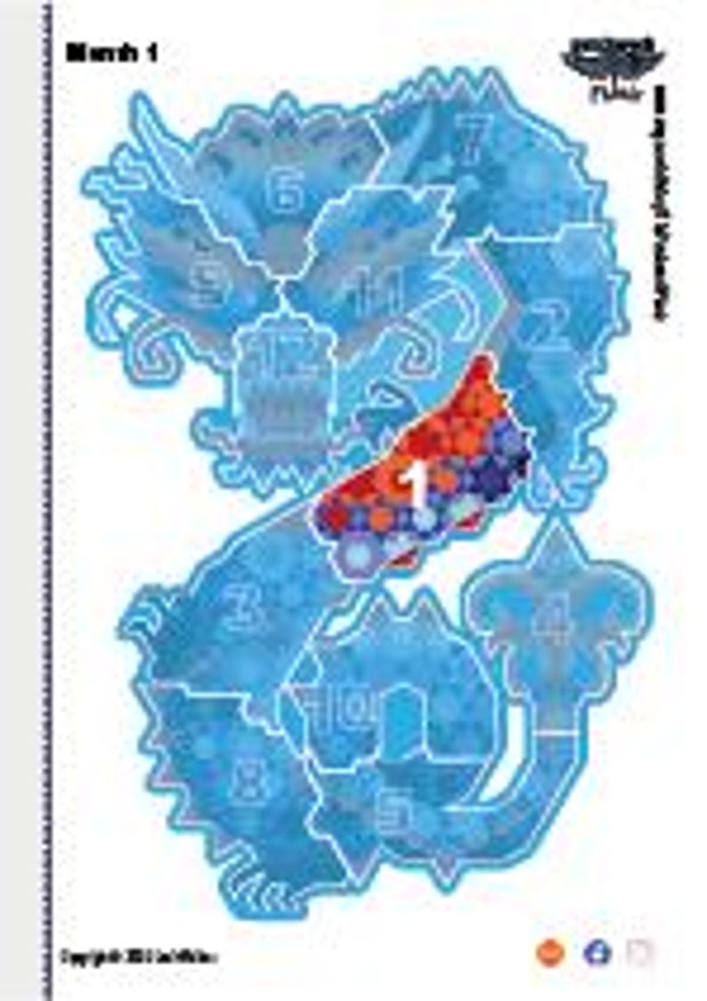 Pu&ograve; includere: Una mappa blu e bianca con un design a forma di drago, con sezioni numerate e il testo "March 1". L'area centrale &egrave; evidenziata in rosso e arancione, con un logo in alto a destra. Copyright 2016.