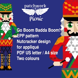 Puede incluir: Un patrón de descarga digital para un diseño de cascanueces en aplique. El patrón es para un cascanueces rojo y verde tocando el tambor. El texto en la imagen dice "Go Boom Badda Boom! EPP pattern Nutcracker design for appliqué PDF US letter / A4 size Two colours".