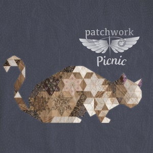 Könnte beinhalten: Ein Patchwork-Katzen-Design in Braun-, Beige- und Weißtönen. Die Katze besteht aus Stoffquadraten, die in einem geometrischen Muster zusammengenäht sind. Das Design trägt den Titel "Patchwork Picnic".