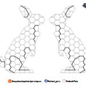 Pode incluir: Dois desenhos em preto e branco de coelhos, cada um composto por uma s&eacute;rie de formas hexagonais.